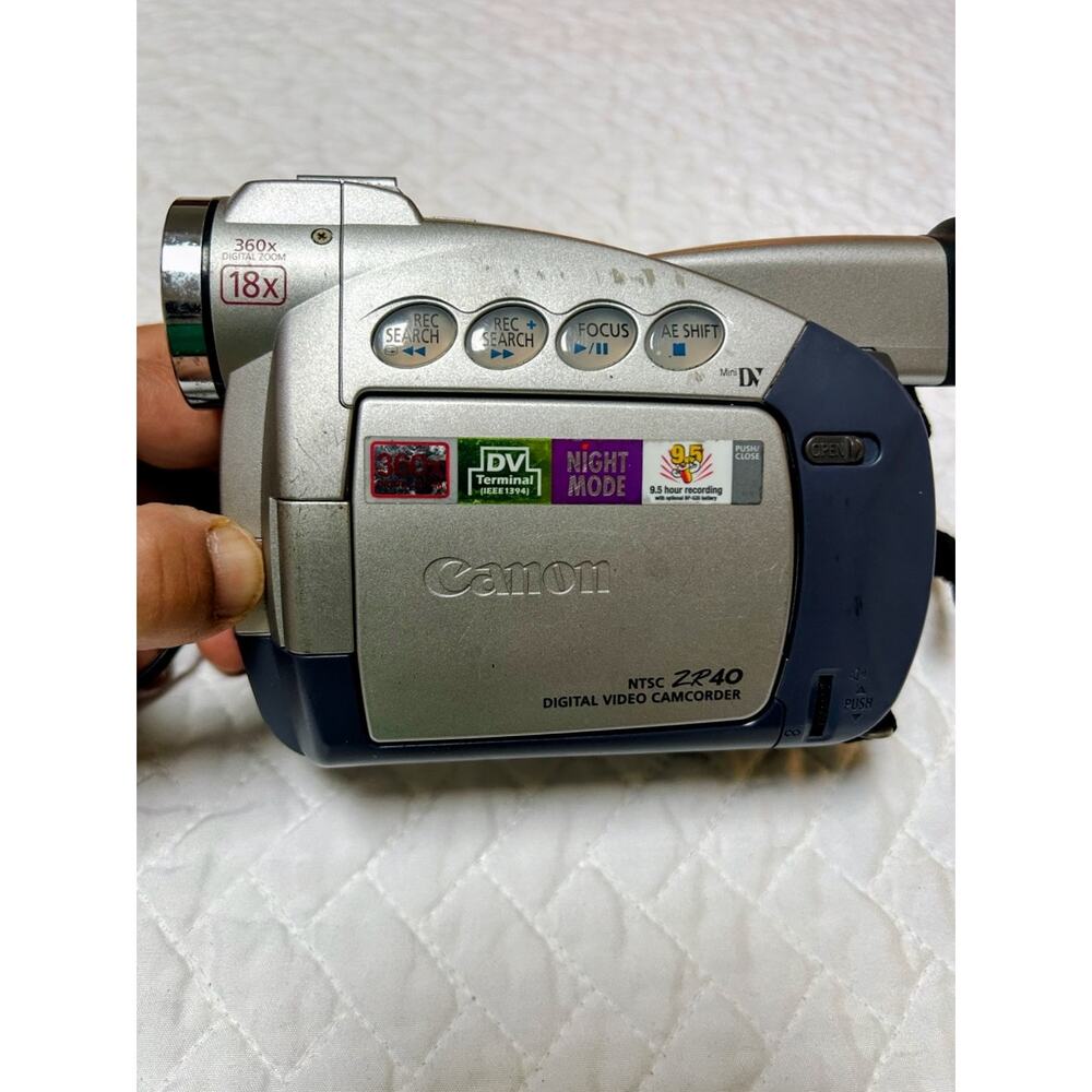 CANNON  ZR40 Mini DV Digital Video Camcorder ( Read Details )